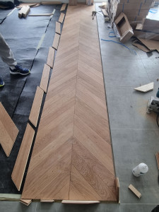 Photo de galerie - 
Parquet Chevron
Élégance intemporelle, pose en « V » pour un style raffiné et moderne.


---



