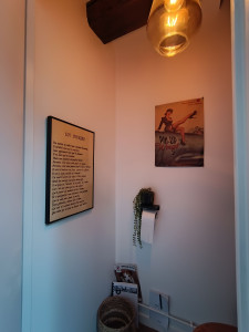 Photo de galerie - Toilette entièrement repeint en blanc, avec décoration mural  dénicher dans une recyclerie. Dévidoir pour poser une petite plante verte. On reste soft ... 