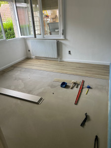 Photo de galerie - Pose d’un parquet pvc à clips avec sous couche intégrée .