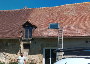 Photo de galerie - Nettoyage de la toiture.
Voici un avant et après du nettoyage de la toiture 