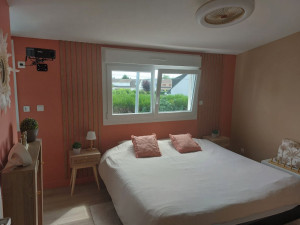 Photo de galerie - Ratissage, ponçage, peinture et création de tête de lit en tasseaux 