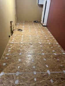 Photo de galerie - Pose de lino sur plancher bois, avec préparation du support, traitement des joints et finitions soignées.