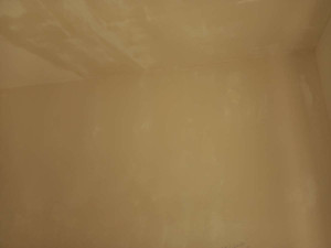 Photo de galerie - Rebouchage de trous au mur et au plafond, avec enduit de lissage en finition en cours de séchage 
