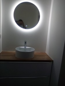 Photo de galerie - Pose d'un meuble de salle de bain plus vasque.
Raccordement eau et évacuation.
Pose miroir lumineux.