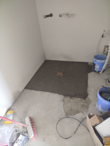 Photo de galerie - Réalisation du chape pour une douche à l'italienne 
