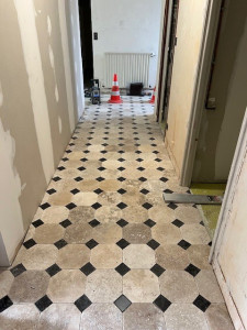 Photo de galerie - Création travertin en 20 x20 avec insert de cabochon