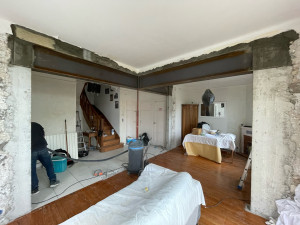 Photo de galerie - Ouverture de 2 cloison en briques plâtrières pour agrandir ce salon 