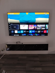 Photo de galerie - Pose de support TV au mur 190cm avec meuble. 