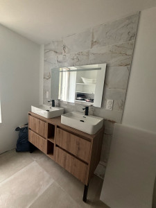 Photo de galerie - Pose du meuble de sdb, carrelage. 