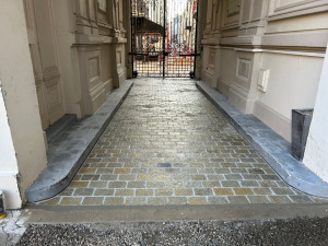 Photo de galerie - Pose de pavés en pierre naturelle et jointoiement 