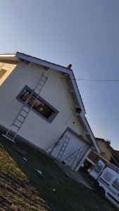Photo de galerie - Réalisation du rénovation complète de façade de maison.
maçonnerie (rebouchage troue et fissures )
pose de bac acier en sous toiture +recouvrement de planche de rive
peinture complète des 4 façades + le toit 