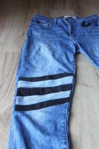 Photo de galerie - Réparation avec un patch en denim d'un jean troué au genou