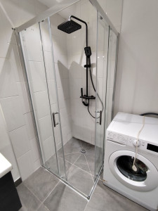 Photo de galerie - Pose de la cabine de douche avec la robinetterie 