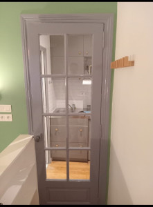 Photo de galerie - Une cuisine, trois portes, une rue, le tout en couleur.