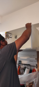Photo de galerie - Montage et installation de meubles suspendu.