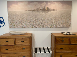 Photo de galerie - Pose et fixation d'un tableau grand format. Installation parfaitement horizontale et sécurisée pour une décoration impeccable.