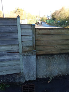 Photo de galerie - Pendant le traitement de la clôture en bois