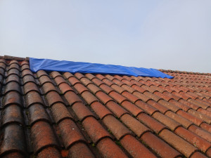 Photo de galerie - Pose de bâche de protection cause intempéries 