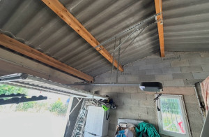 Photo de galerie - Installation motorisation porte basculante