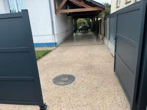Photo de galerie - Béton désactivé réalisé pour un particulier avec dalle béton lissée à la main sous le préau