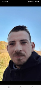 Photo de galerie - Menuisier poseur depuis l'apprentissage,  spécialité en pose de menuiserie,  volet , porte entrée,  porte de garage , volet ,programmation volet , moteur etc .. 