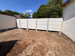 Photo de galerie - Cloture plaque béton 2m50 