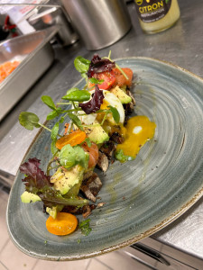 Photo de galerie - Toasts de pain anciens au fruit sec, duo de guacamole, tomates cerise d’été, saumon cru et son œuf mollet