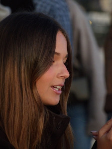 Photo de galerie - Portrait photographique réalisé en lumière naturelle, avec un travail sur la profondeur de champ et l’ambiance lumineuse.