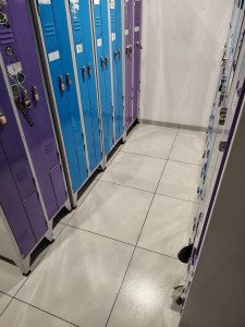 Photo de galerie - Sur cette photo, on me voit en pleine activité de nettoyage au sein d’un environnement professionnel. J’assure l’entretien complet des vestiaires et des bureaux, aussi bien pour les entreprises que pour les particuliers.
