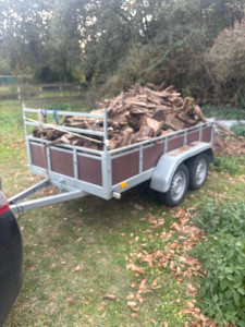 Photo de galerie - Bonjour , selon mes disponibilités cette semaine je peux vous aider à transporter bois,placo de 2m50,sable,terre,fumier,terre,taille de haie 
