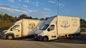 Photo de galerie - Voici nos deux camions de 20 et 30m3, sur les routes de France et sous le soleil couchant.