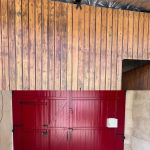Photo de galerie - Grand portail en bois, poncer et peint