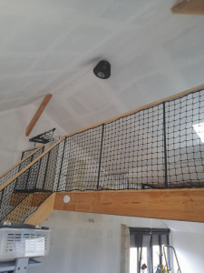 Photo de galerie - Pose de rambarde plus filet sur mezzanine