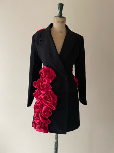 Photo de galerie - Robe blazer orné de rose rouge en satin 