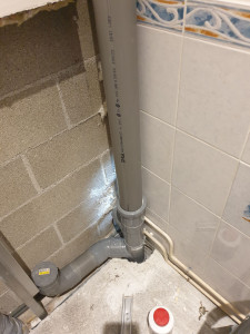 Photo de galerie - Modification du tuyaux d'évacuation de 100 du toilette pour futur wc supendu Grohe.modification de l'emplacement des tuyaux du radiateur de chauffage et mise en place d'une doucette toilette.