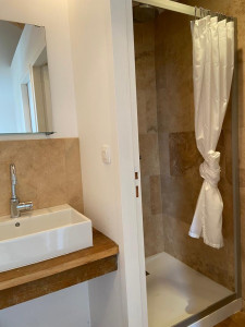 Photo de galerie - Plomberie : pose de douche, lavabo, meubles de salle de bain
Aménagement d'une salle d'eau : pose de carrelage, placo hydrofuge, montage de meubles