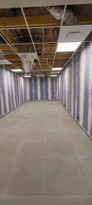 Photo de galerie - Préparation des murs avant peinture : nettoyage, rebouchage, ponçage, puis application de la peinture.