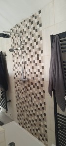 Photo de galerie - Conception et installation douche avec receveur extra-plat. 