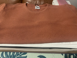 Photo de galerie - Tee shirt, pliée à plat à la demande du client ou sur cintre