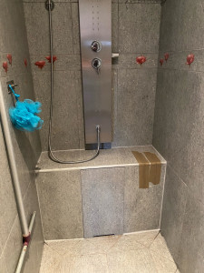 Photo de galerie - Création d’une tablette dans une douche 