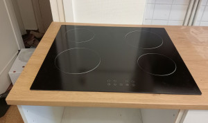 Photo de galerie - Pose d'une plaque chauffante sur un plan de travail et installation électrique 