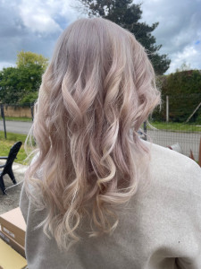 Photo de galerie - Balayage blond polaire et coiffure Wavy 