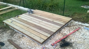 Photo de galerie - Réalisation d' une terrasse en bois au-dessus d' un accès a une gosse sceptique .
