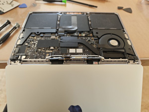 Photo de galerie - Voici un MacBook Pro en cours de remontage après le remplacement de son écran.
