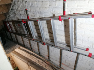 Photo de galerie - Mise en place de crochets de suspension pour échelle et escabeau. 