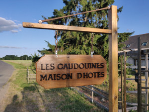 Photo de galerie - Fabrication et installation d'une pancarte publicitaire sur poteau. Lettrage en relief.