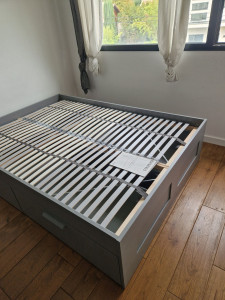 Photo de galerie - Cadre de lit avec rangement gris de la gamme BRIMNES d'IKEA équipé d'un sommier à lattes 