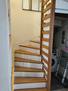 Photo de galerie - Ponçage d'un escalier pour enlever la peinture et rénovation du bois 
