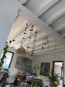 Photo de galerie - Création bois,cristal,perles de suspensions,Sun catcher,mobiles en suspension dans un but d’équilibre et de décoration d’intérieur.