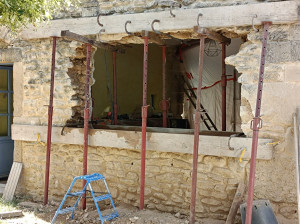 Photo de galerie - Ouverture d'un mur en pierre dans un mas traditionnel. étayage et ouverture , pose de jambage et d'encadrement,réalisation d'une fenêtre panoramique sur mesure en fer , finition intérieure en placoplâtre, finition extérieure pierre et mortier à la chaux 